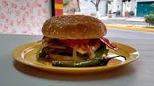 HAMBURGUESA CON TOCINO + COCA COLA