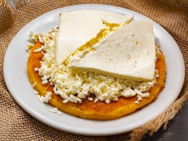 Arepa de Chócolo + 2 Buñuelos+ 1 Palito de queso