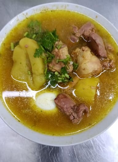 Consome de pollo y menudencias