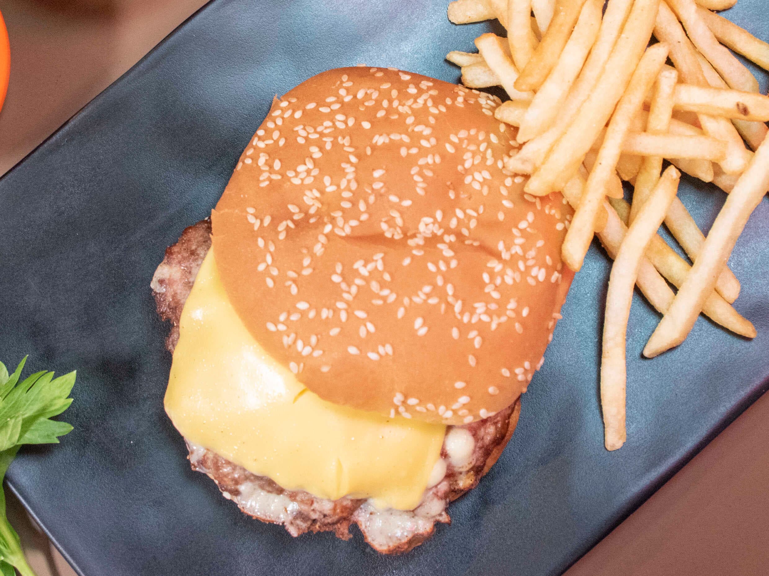 Cheese Burger con Papas