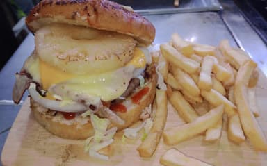 Hamburguesa Hawaiana + Papas