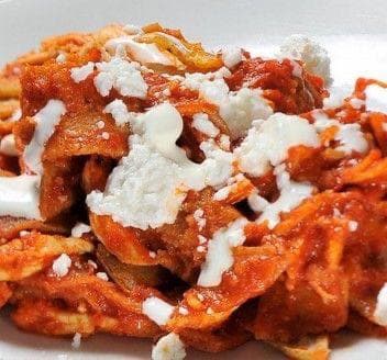 Chilaquiles Rojos y Café