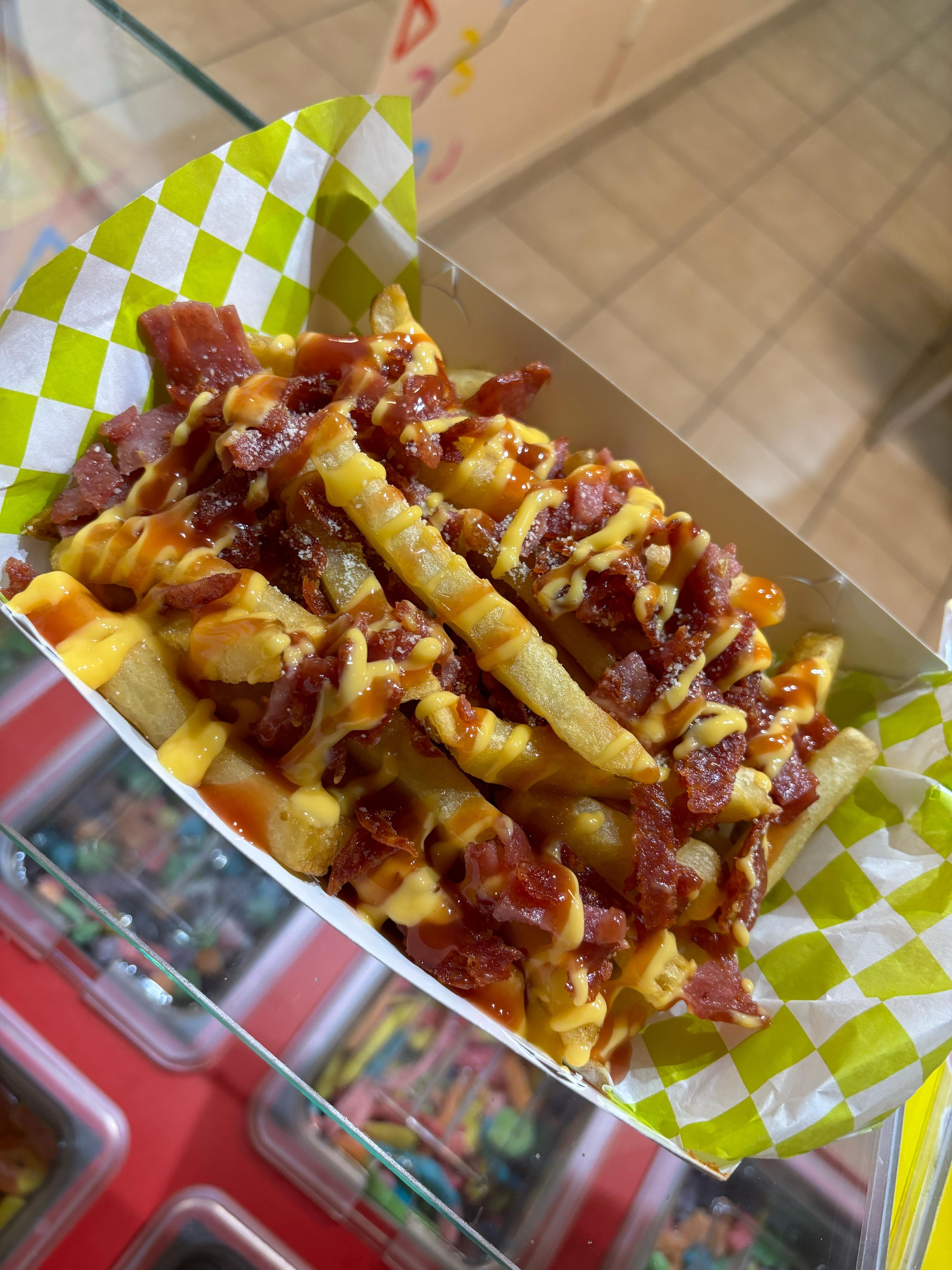 Papas Fritas con Tocino, Pepperoni y Cheddar.