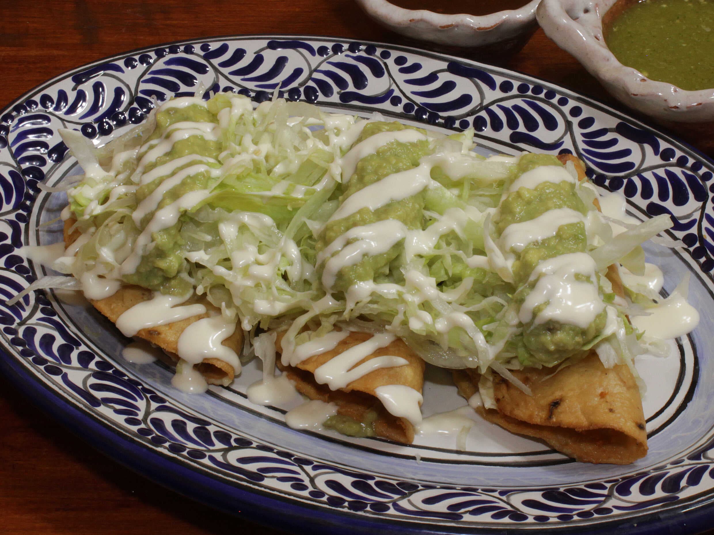 Taco Dorado con Pollo