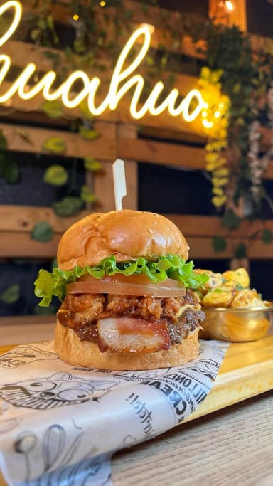 Hamburguesa Chicharrona + papas