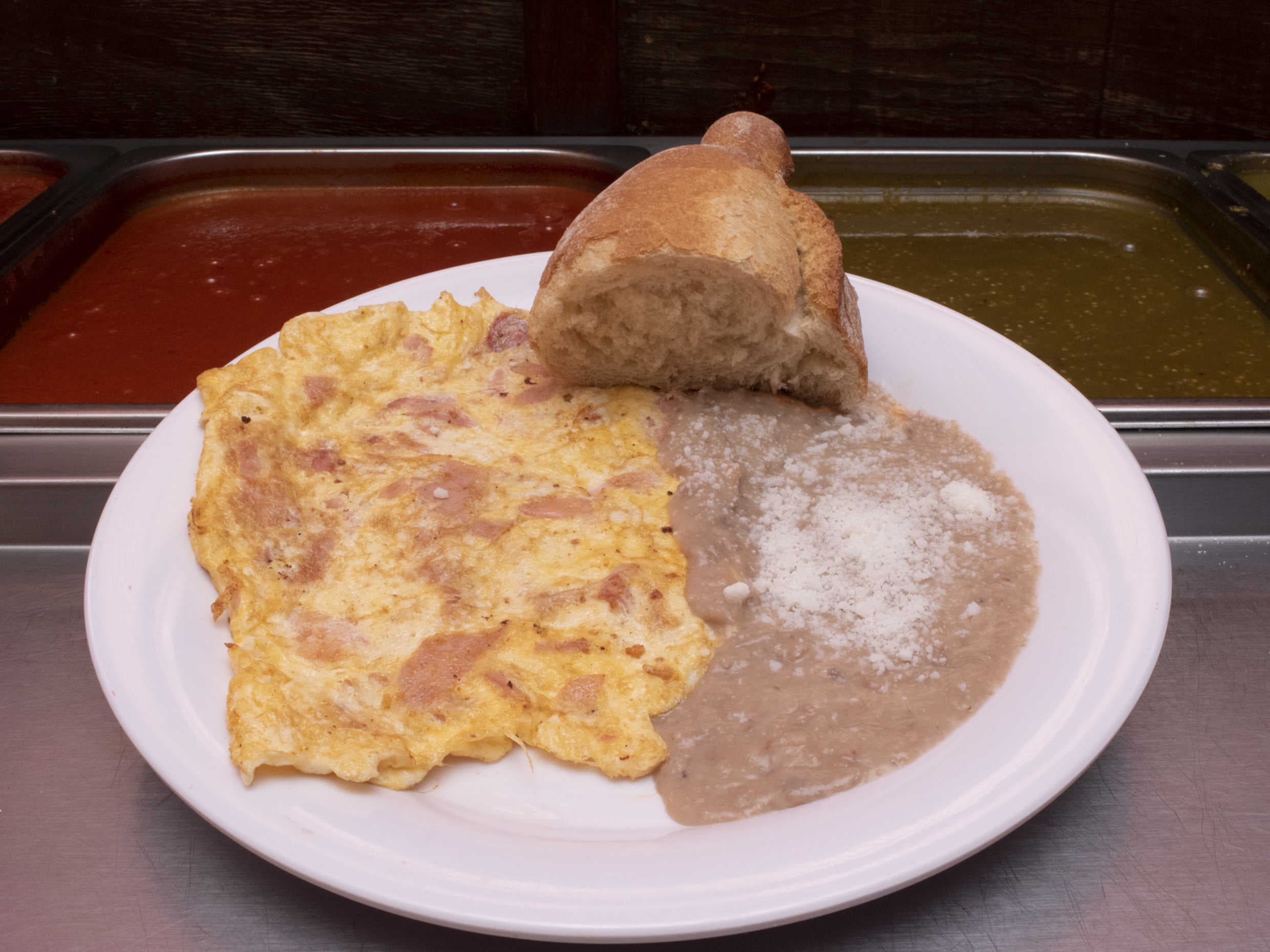 Huevo con Jamón y Frijoles
