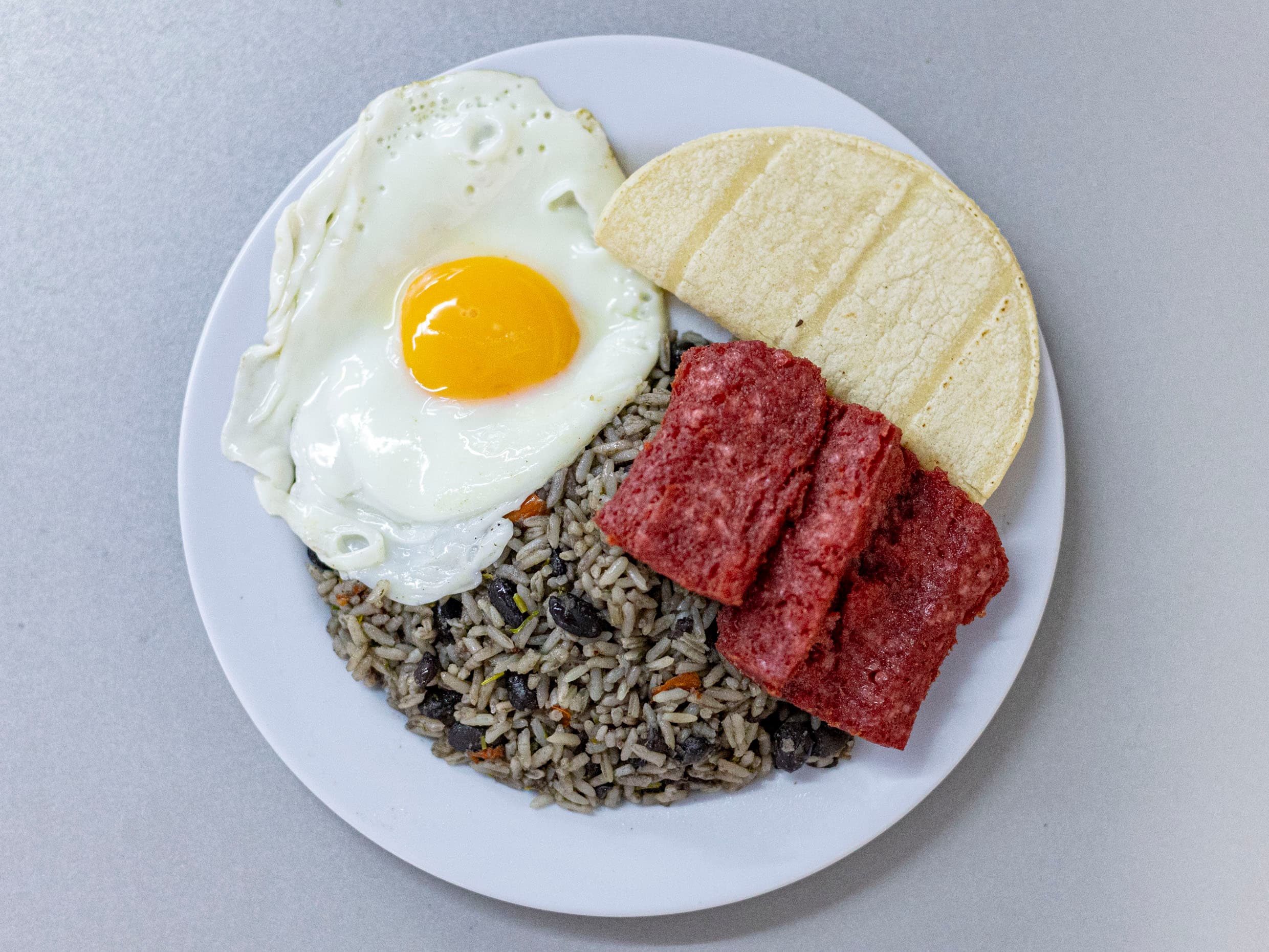 Gallo Pinto Con Huevo y Salchichón