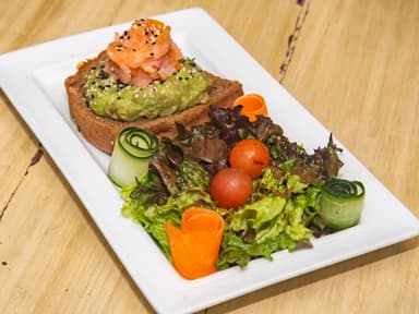 Toast de Salmón con Aguacate
