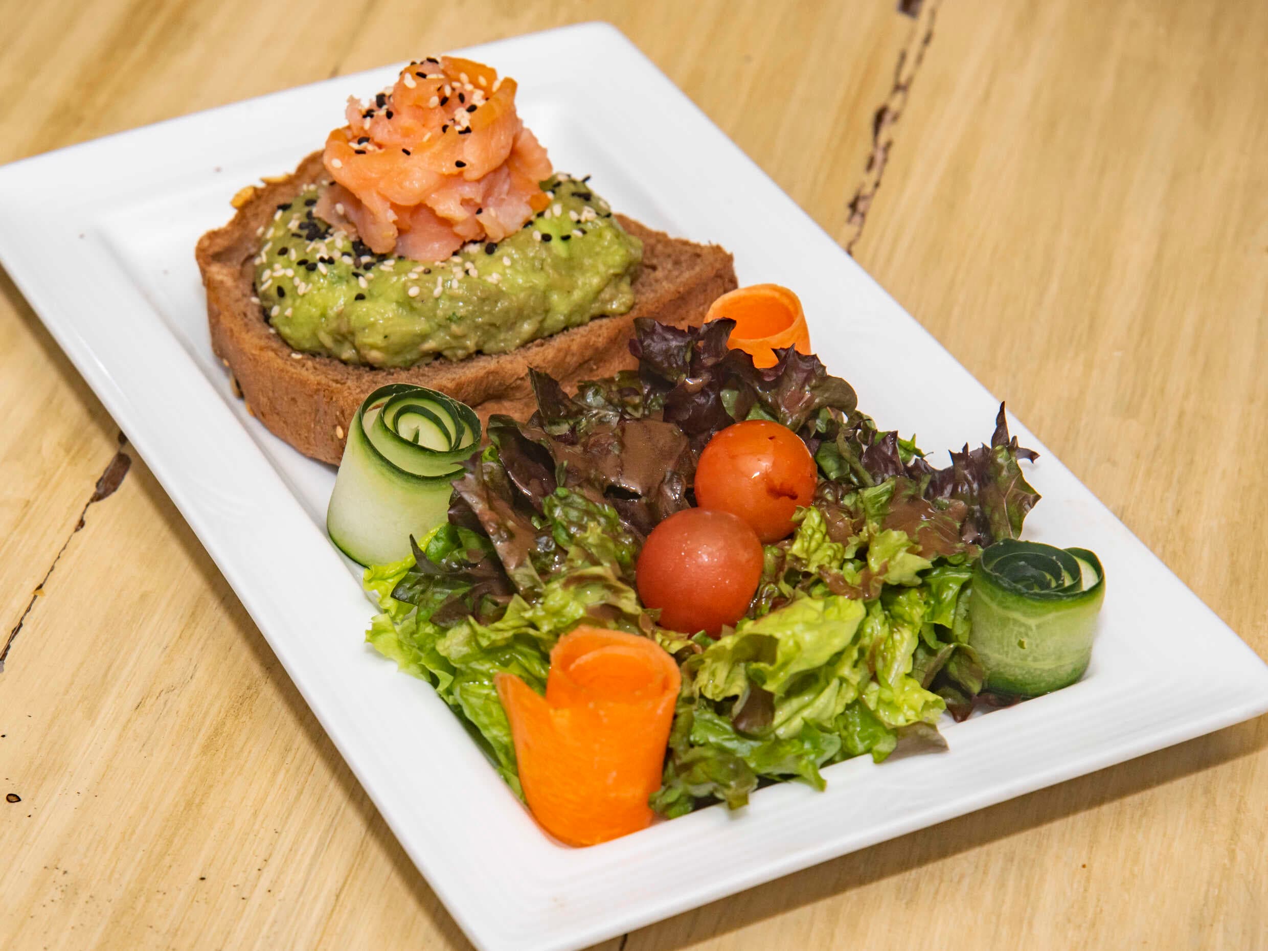 Toast de Salmón con Aguacate
