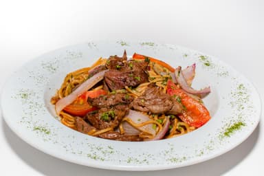 Tallarines con Lomo Saltado