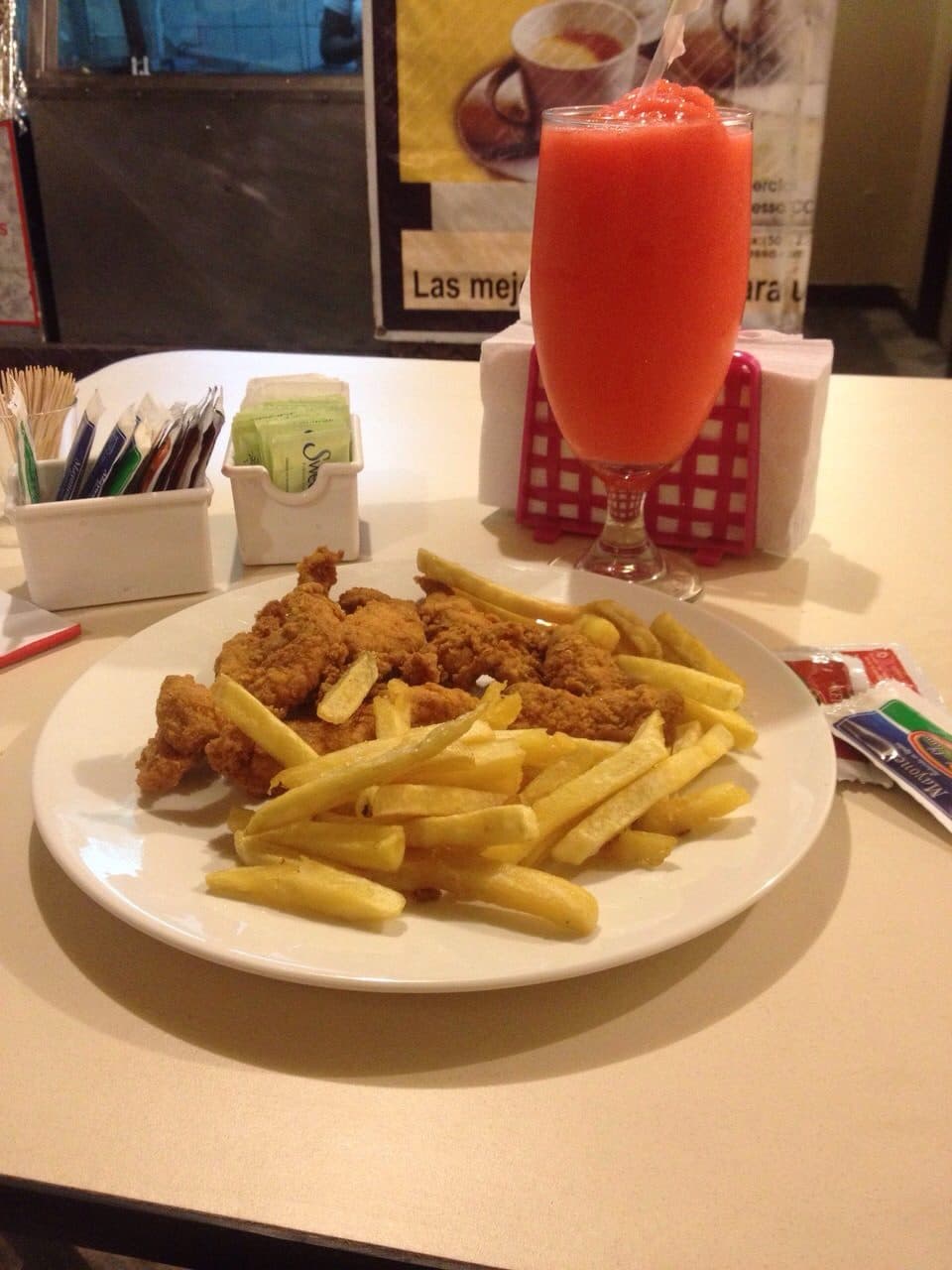 Deditos de Pollo papas fritas y ponche frutas