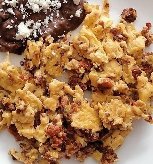 Huevos con longaniza