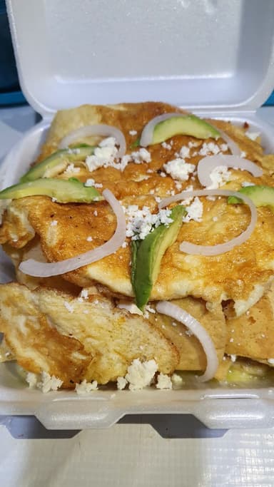 Chilaquiles con Huevos Revueltos