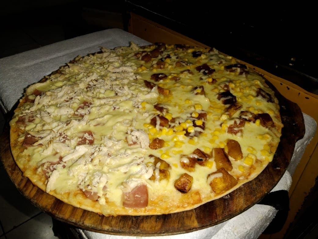 Pizza mediana 8 Porciones 2 ingredientes