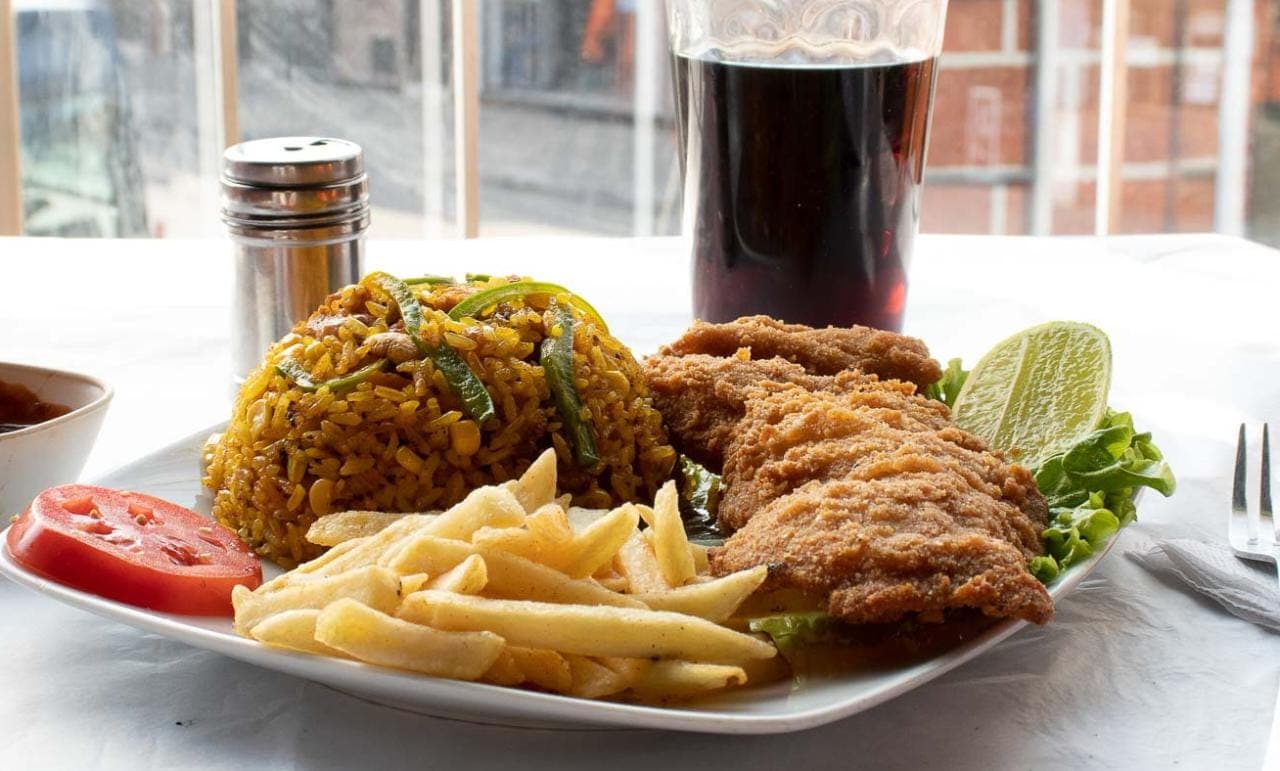 Arroz Paisa + Chuleta de Pollo + Papas + Gaseosa