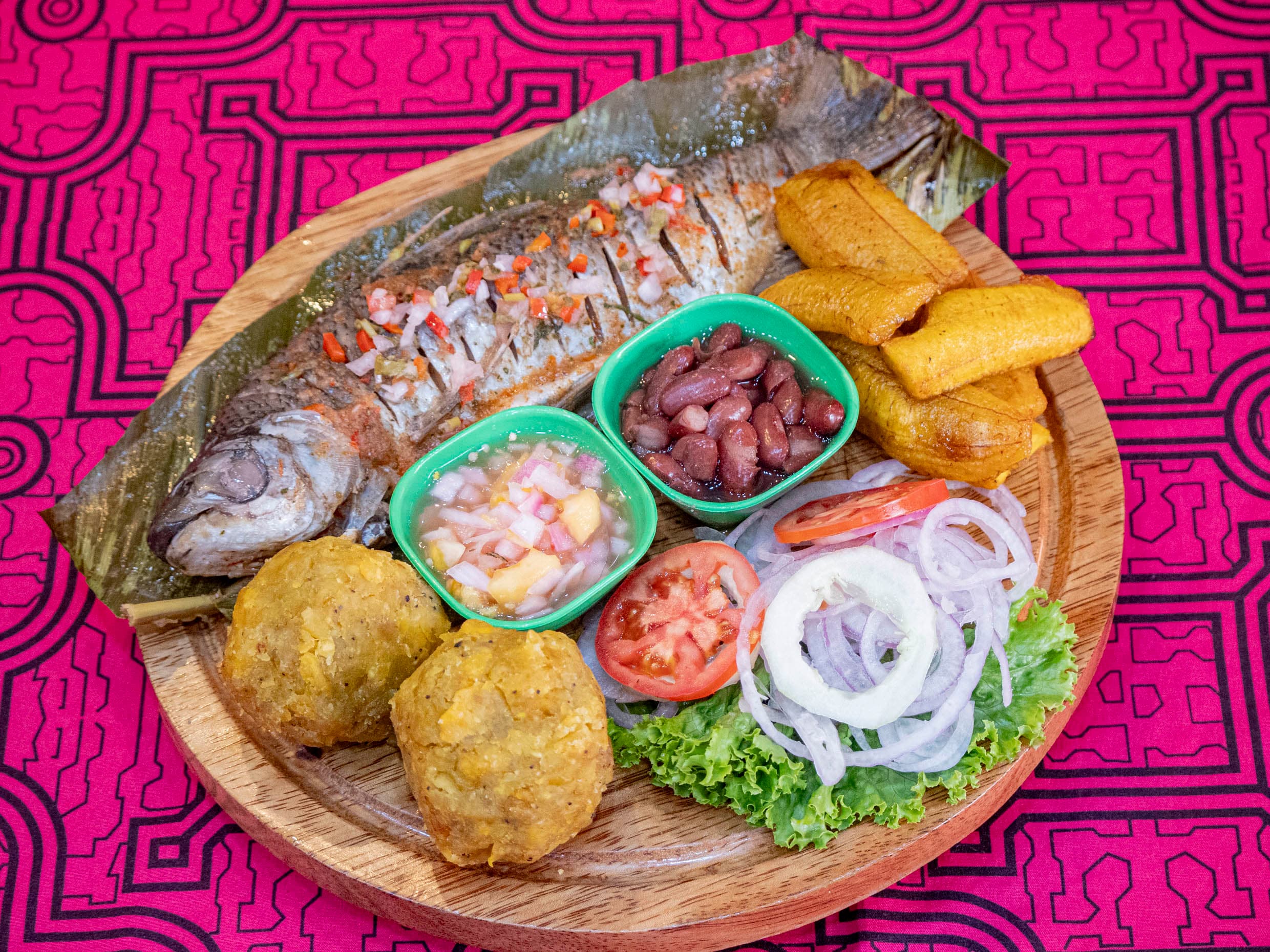 Tacacho con Bocachico a la Hoja