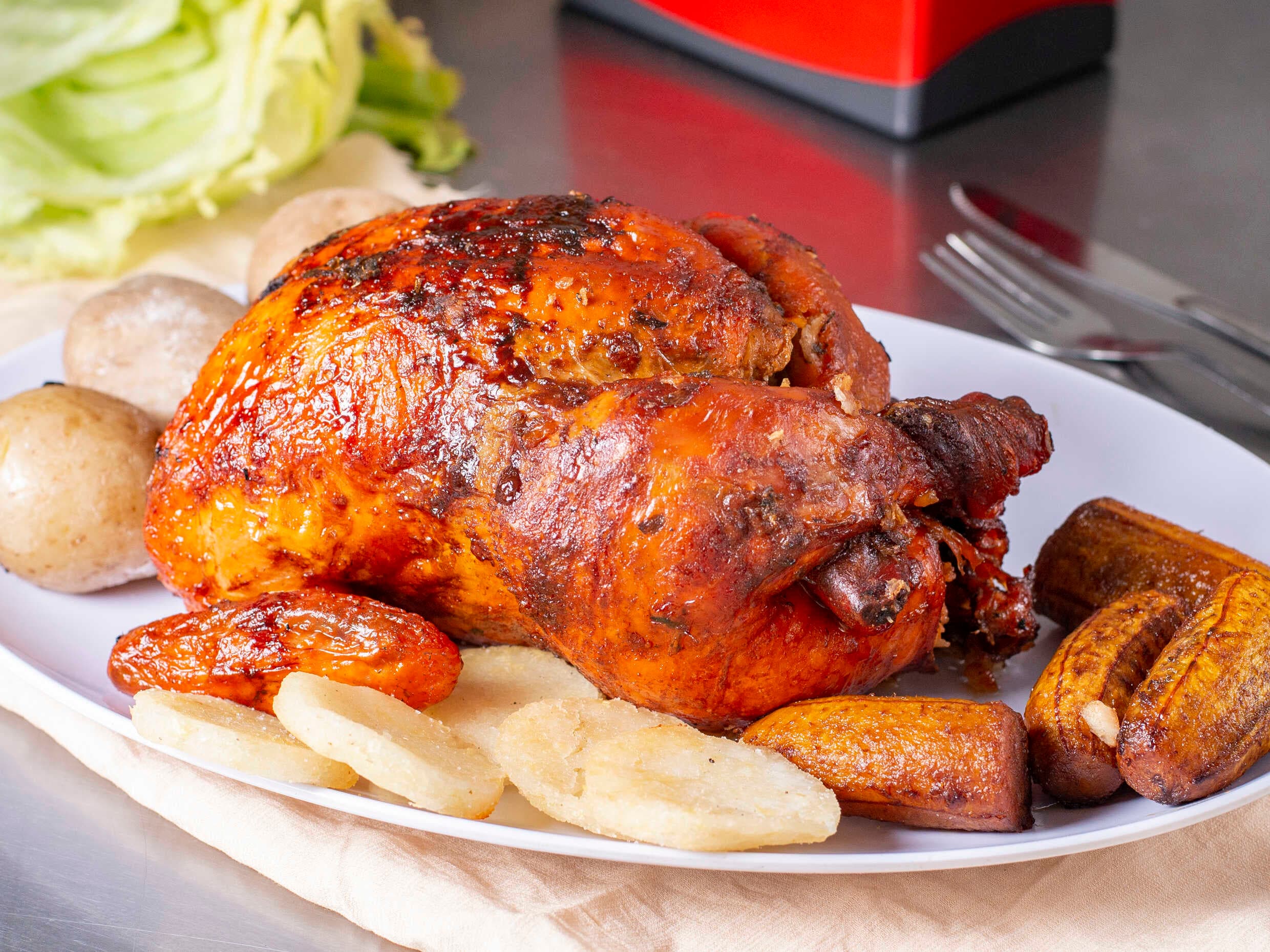 1 POLLO  ASADO CON PAPAS Y AREPA