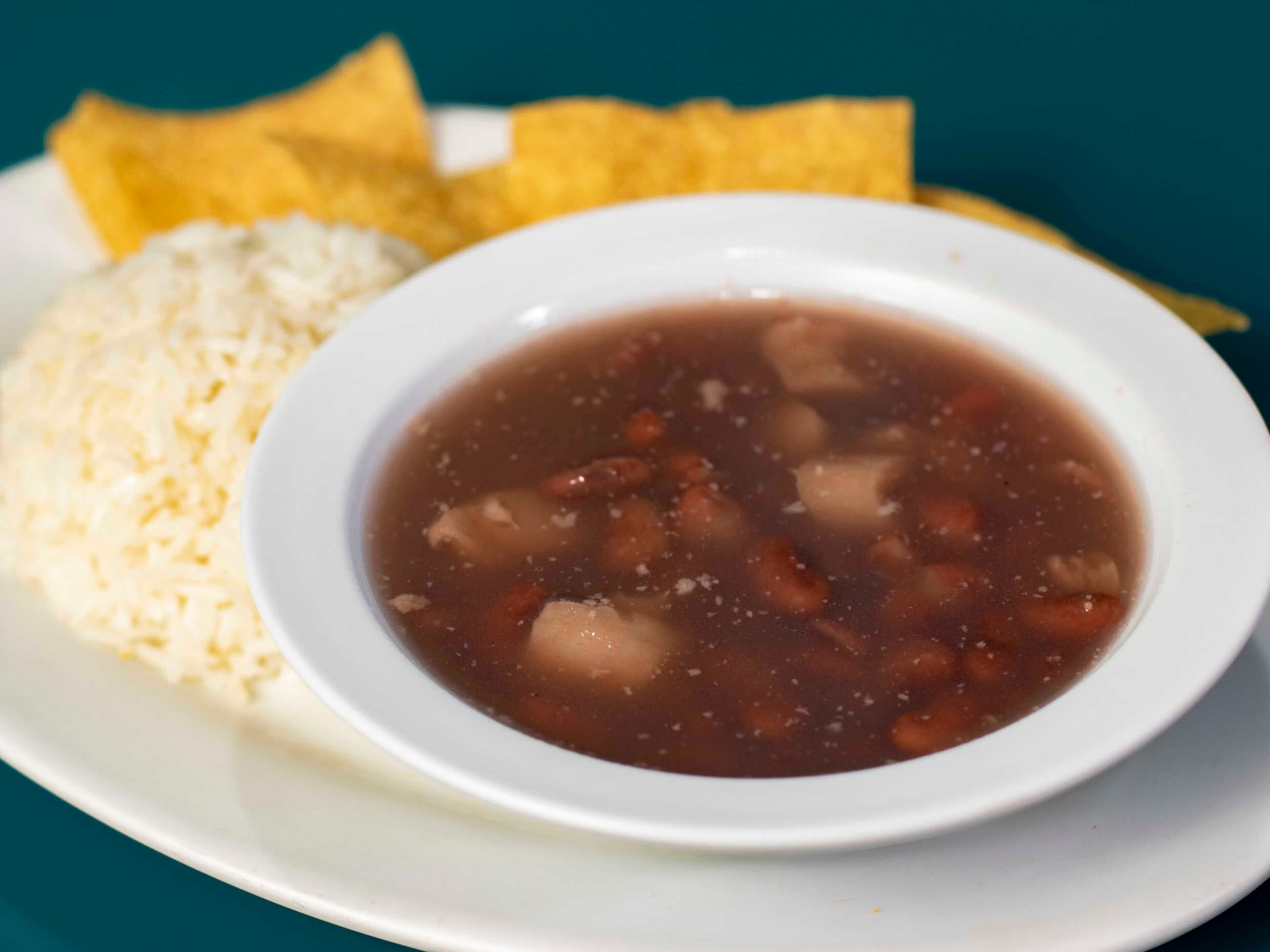 Frijoles Tiernos con Pellejo de Cerdo