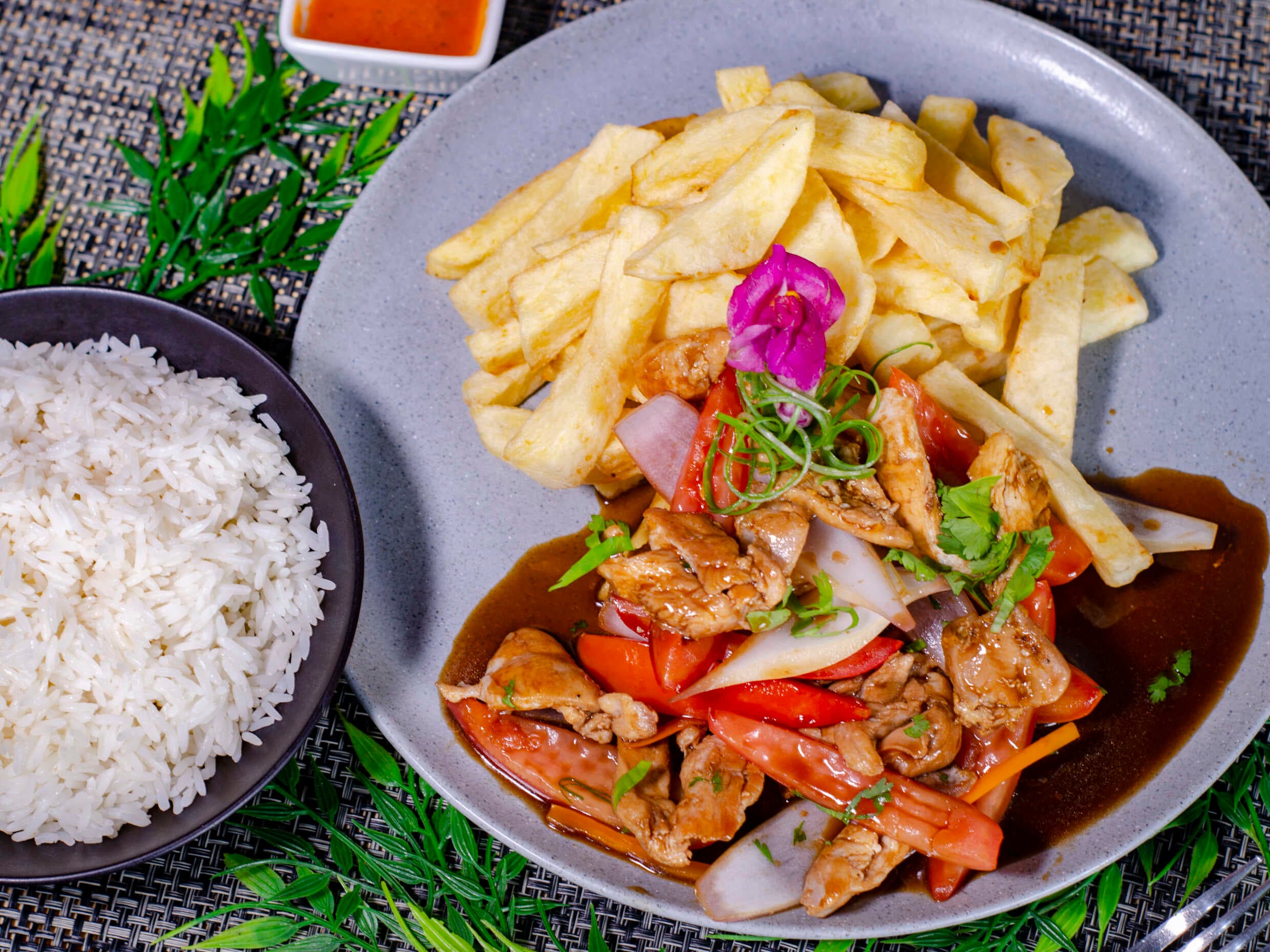 Pollo Saltado