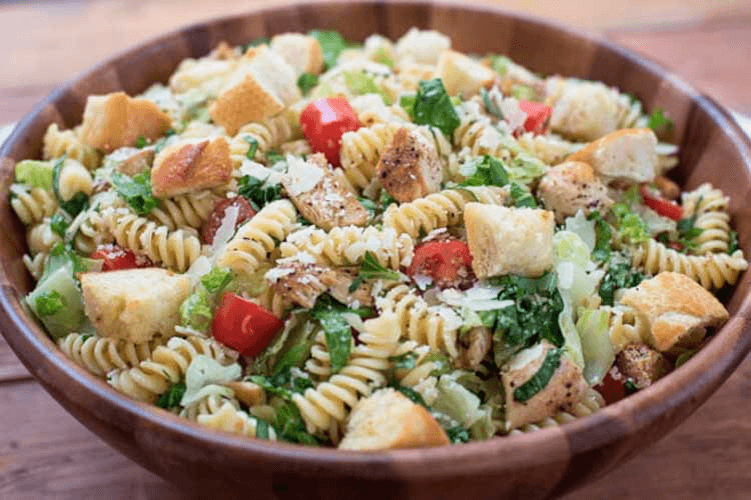 Ensalada César con Pollo y Pasta