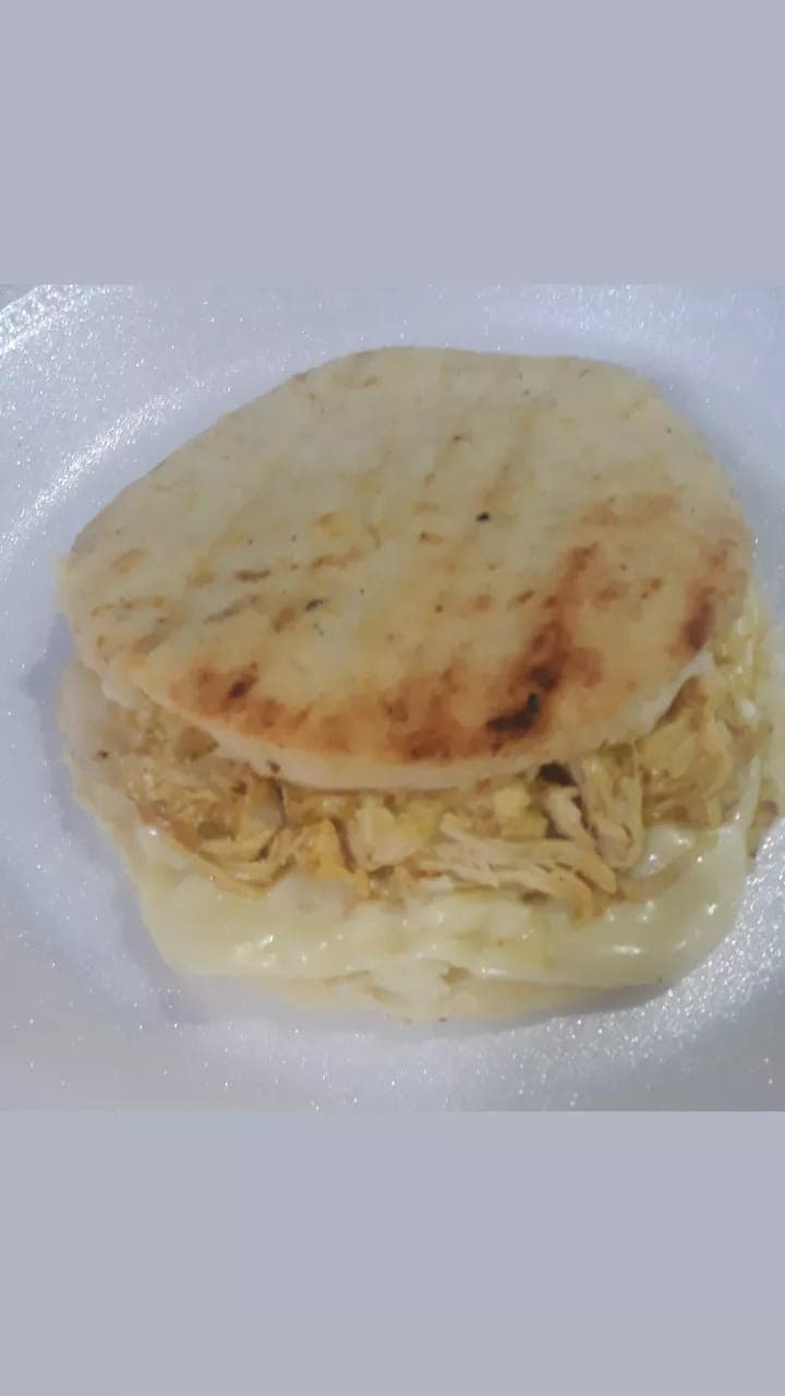 Arepa con Pollo Desmechado.