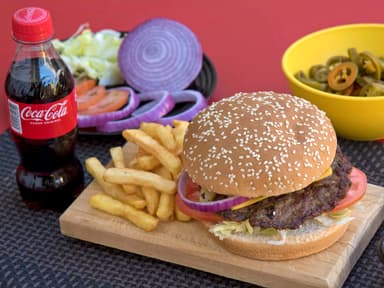 Hamburguesa al Chipotle Con Papas (picante) + Refr