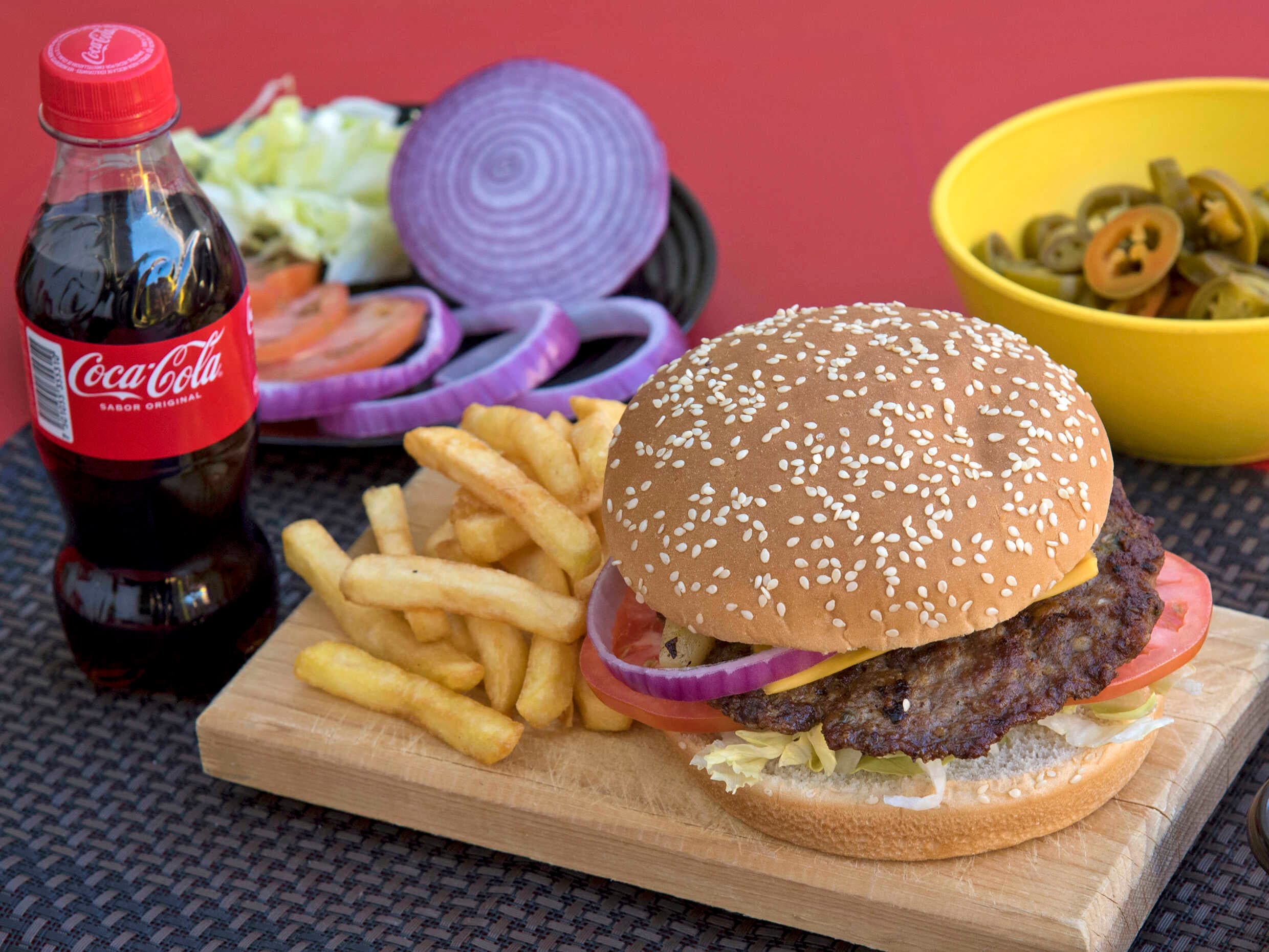 Hamburguesa al Chipotle Con Papas (picante) + Refr