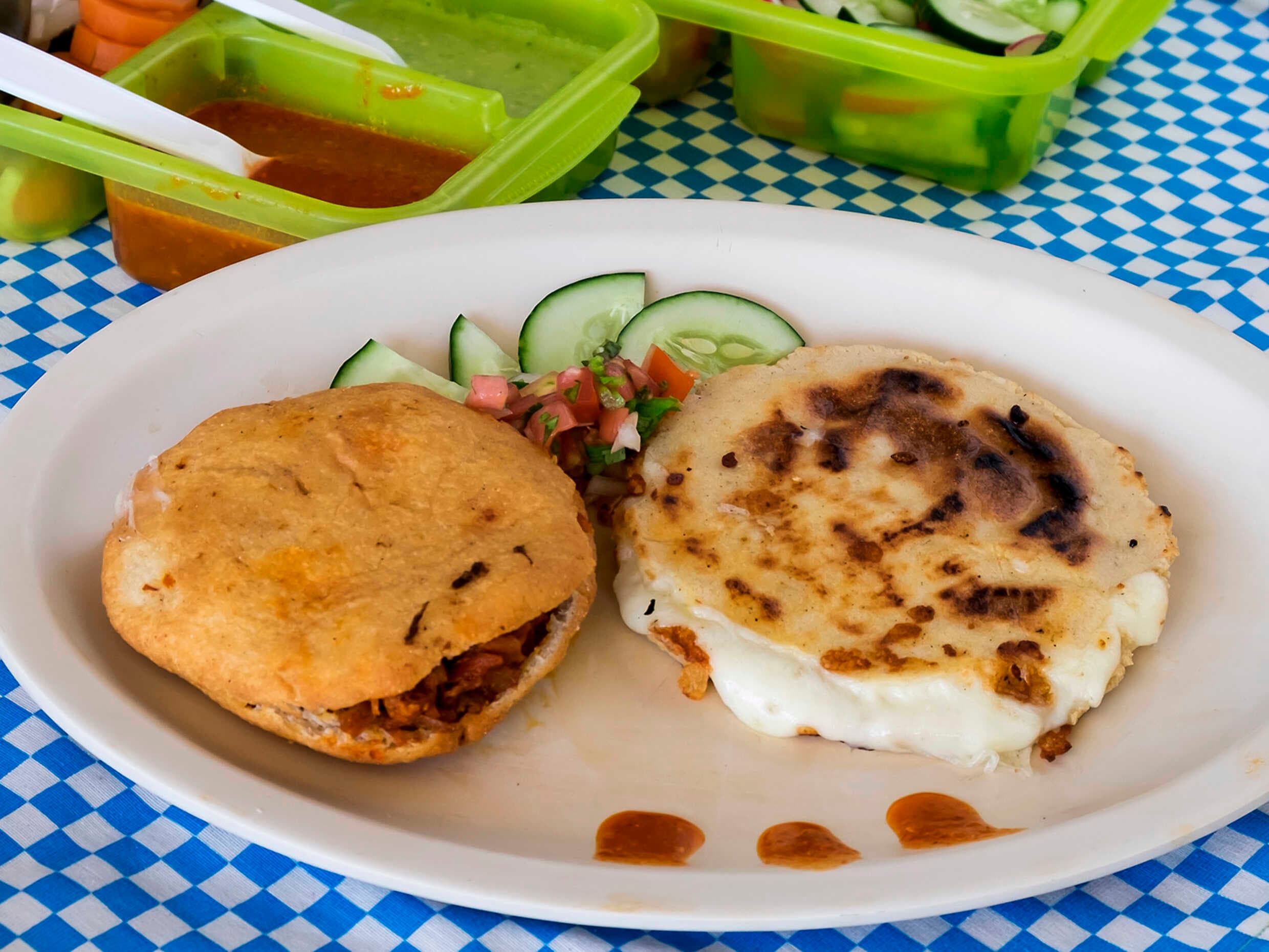 3 Gorditas + Coca Cola 600 ml