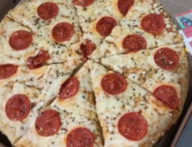 Pizza de Pepperoni Grande 😋😋🔥🔥
