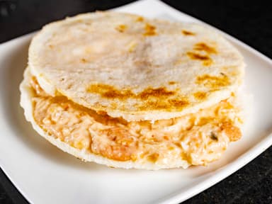 Arepa Salchipollo