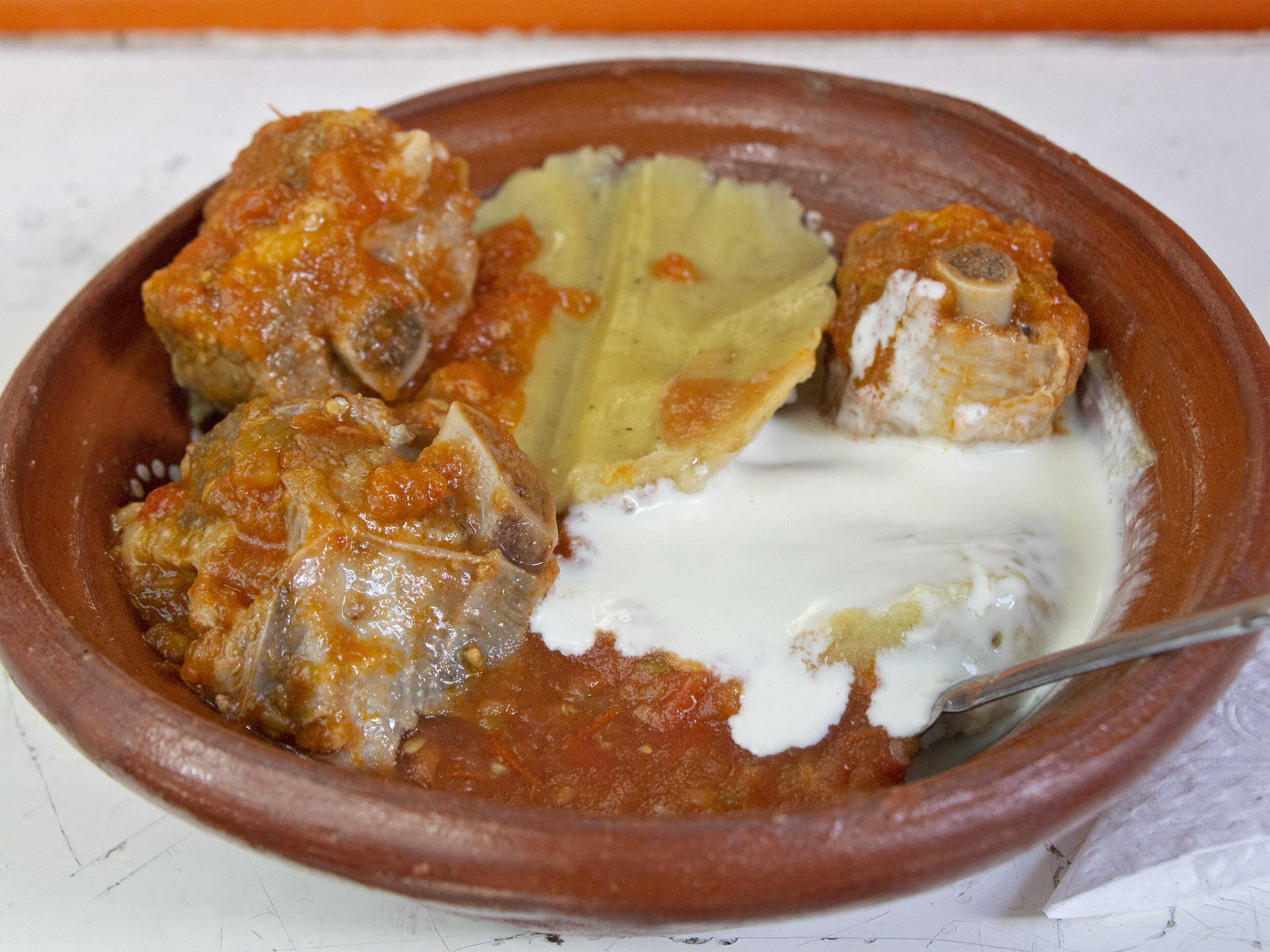 12 Corundas de Ceniza con Salsa y Crema