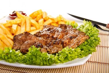 Bistec Asado con Ensalada Verde y Papas Fritas