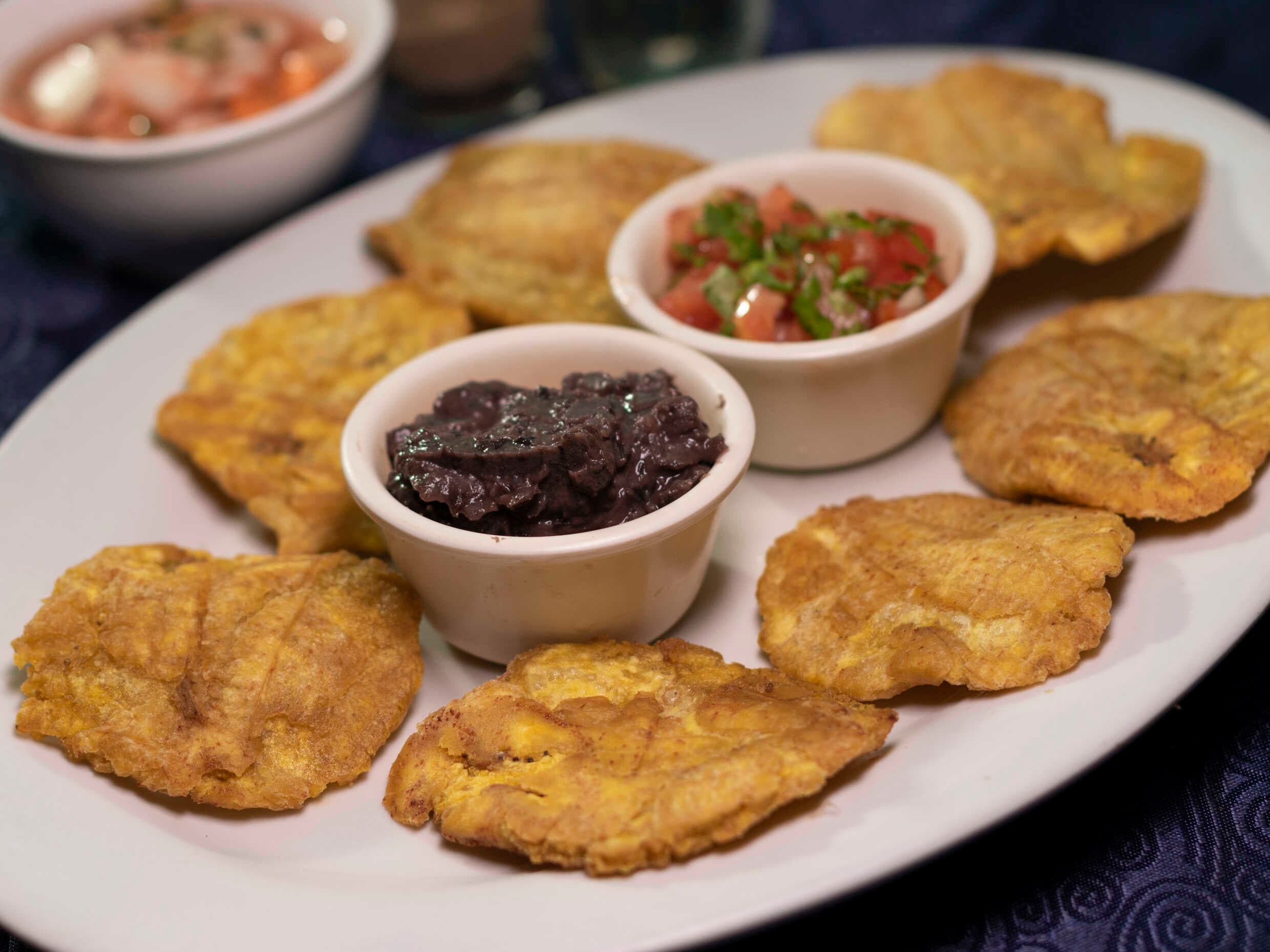 Patacones con Frijoles y Pico de Gallo