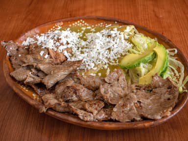 Cecina con enchiladas