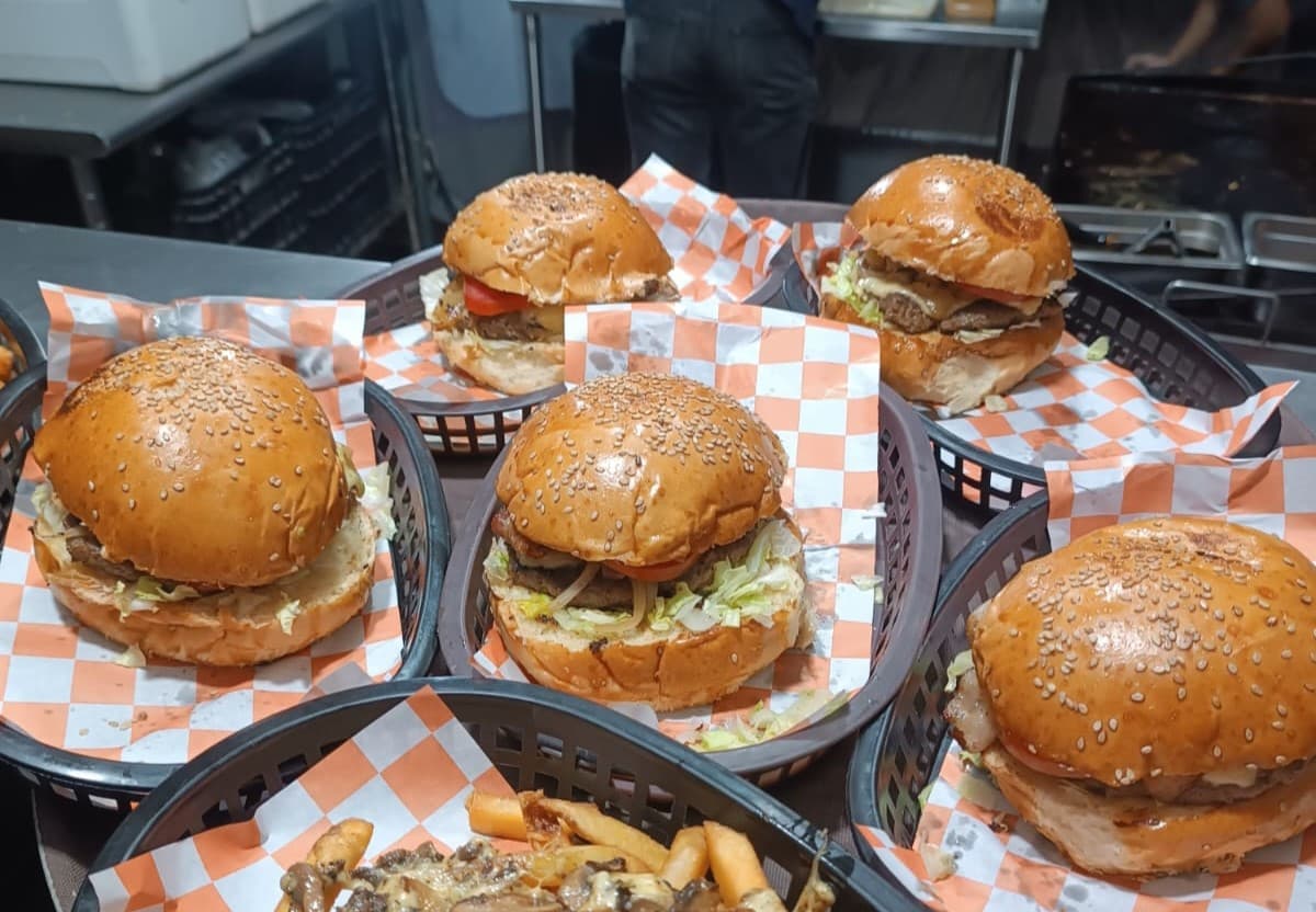 3 Burgers Con Queso + Papas Clásicas