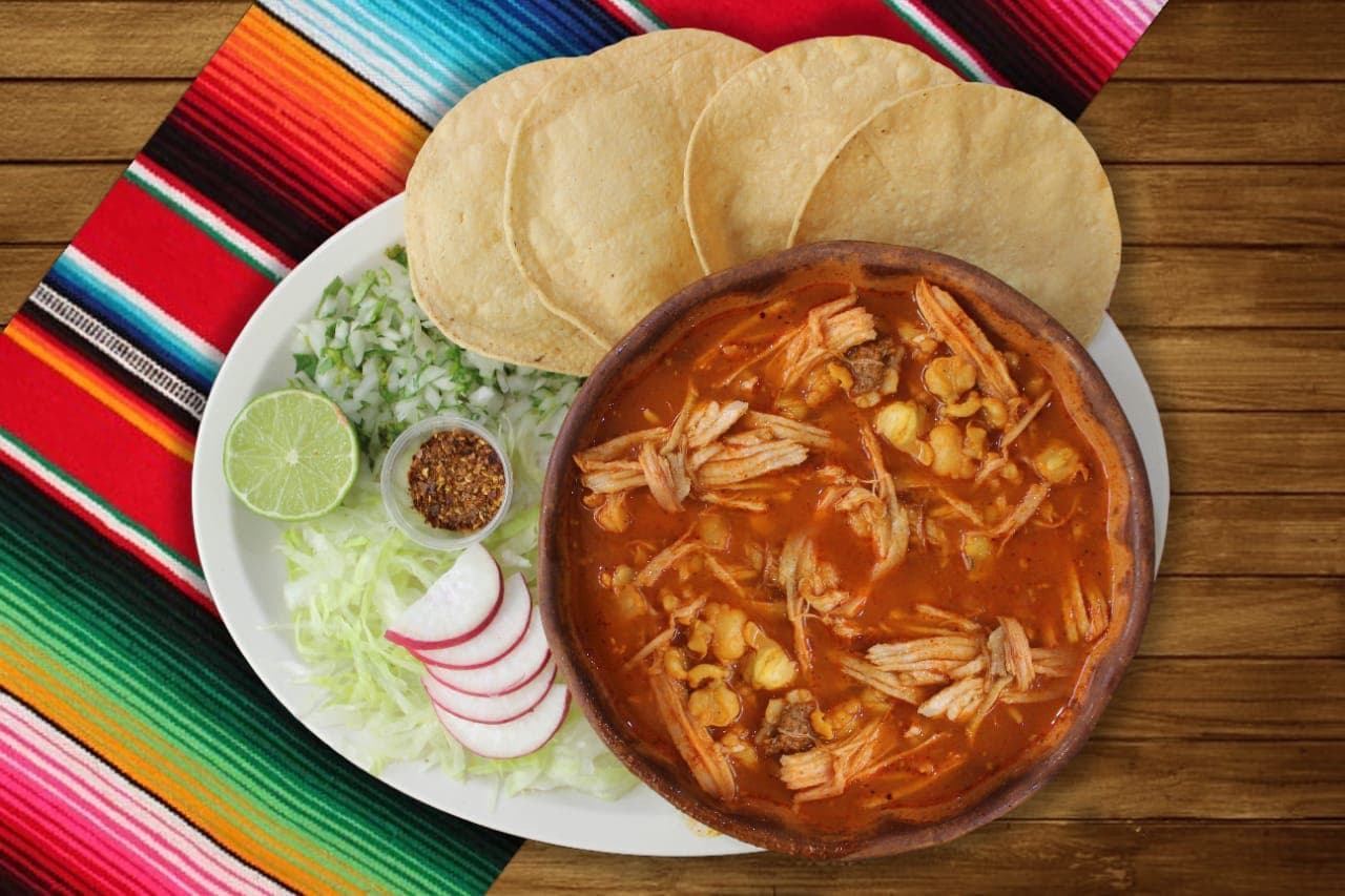 Pozole Estilo Jalisco + Agua Chica