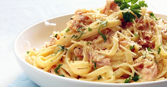 Spaguetti con Pollo y Tocino en Salsa Blanca