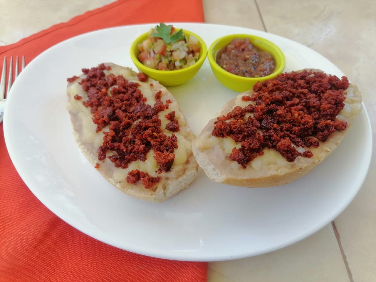 Molletes con Chorizo
