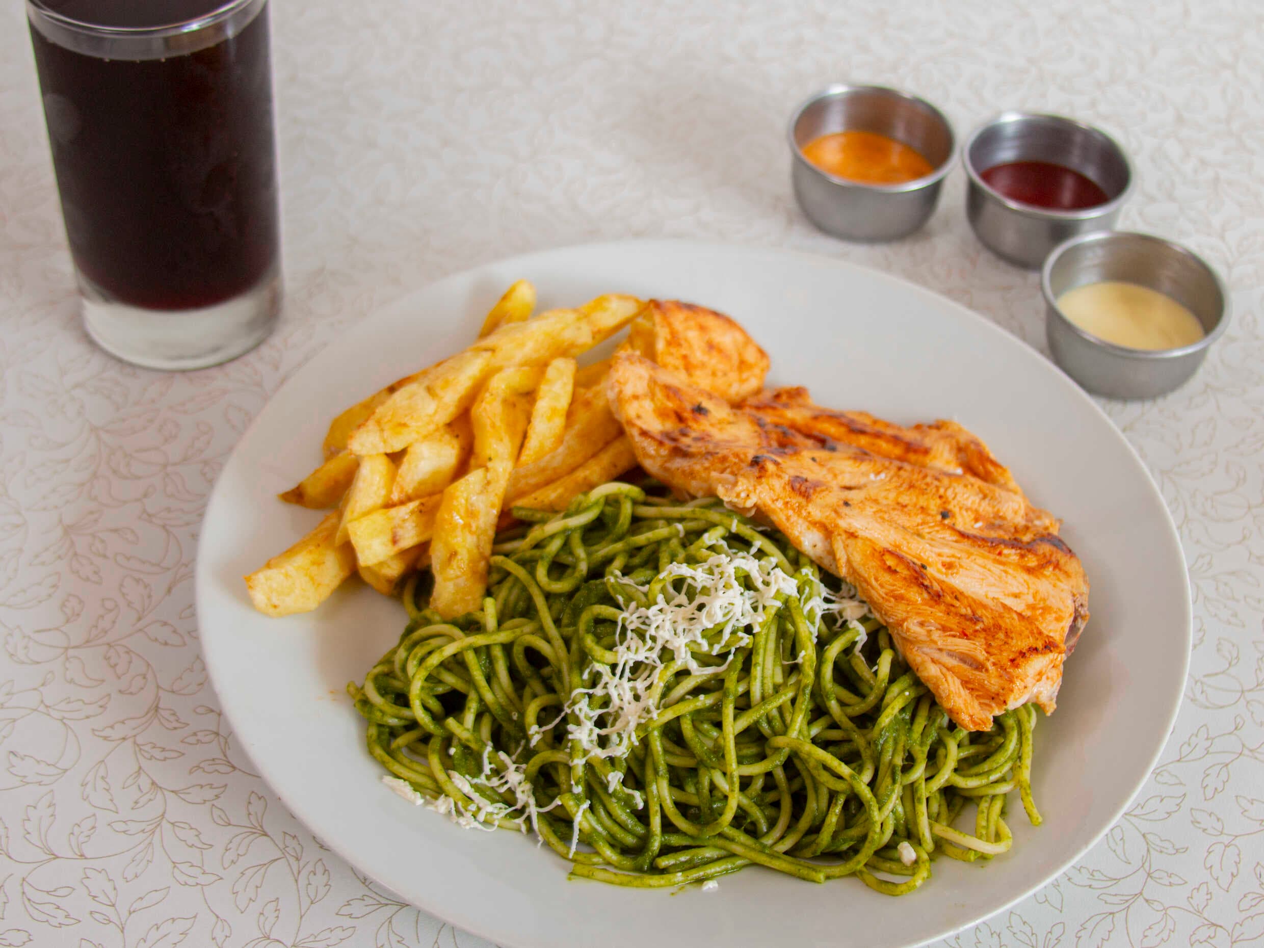 Tallarín Verde con Pechga y Papas Fritas