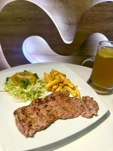 Cerdo a la Plancha, Ensalada, Papitas y Guandolo