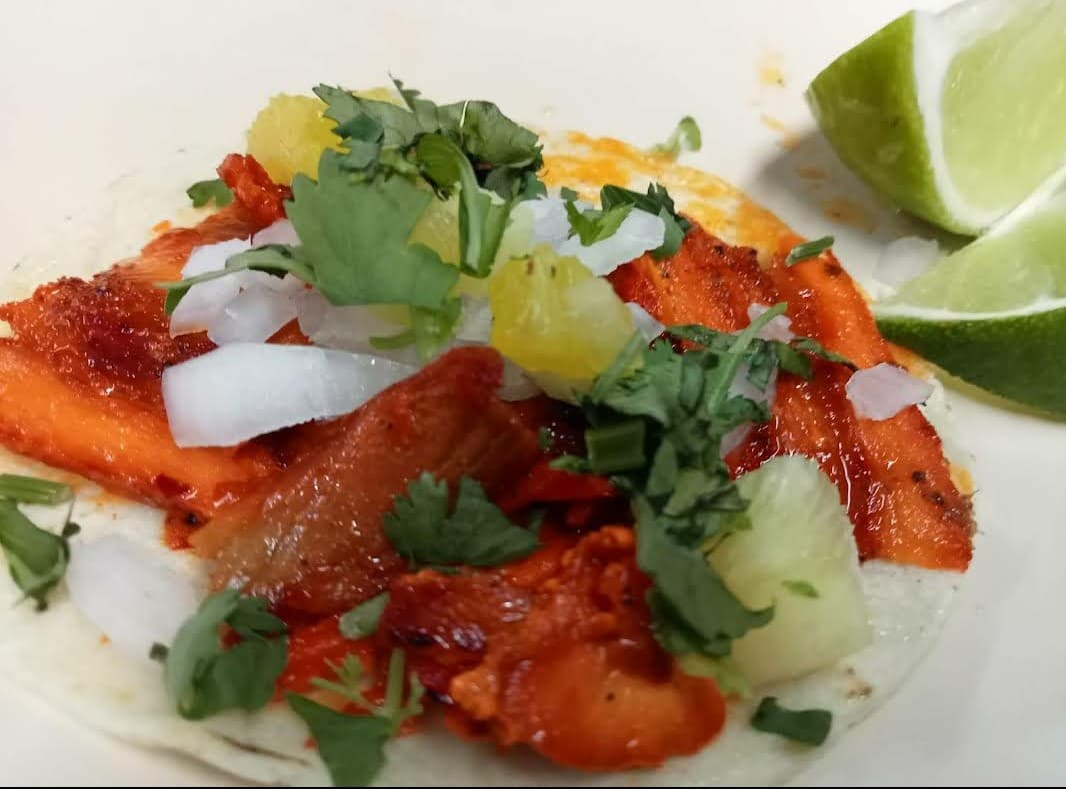 Taco de Maiz de Pastor con Queso asadero