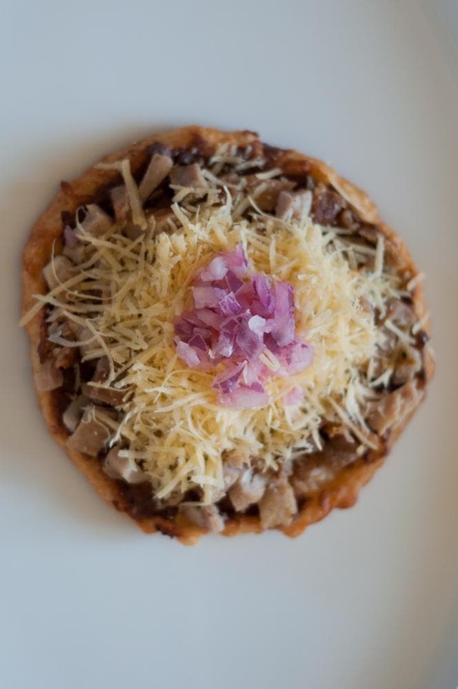 SOPE DE CARNE ASADA CON QUESO DE BOLA