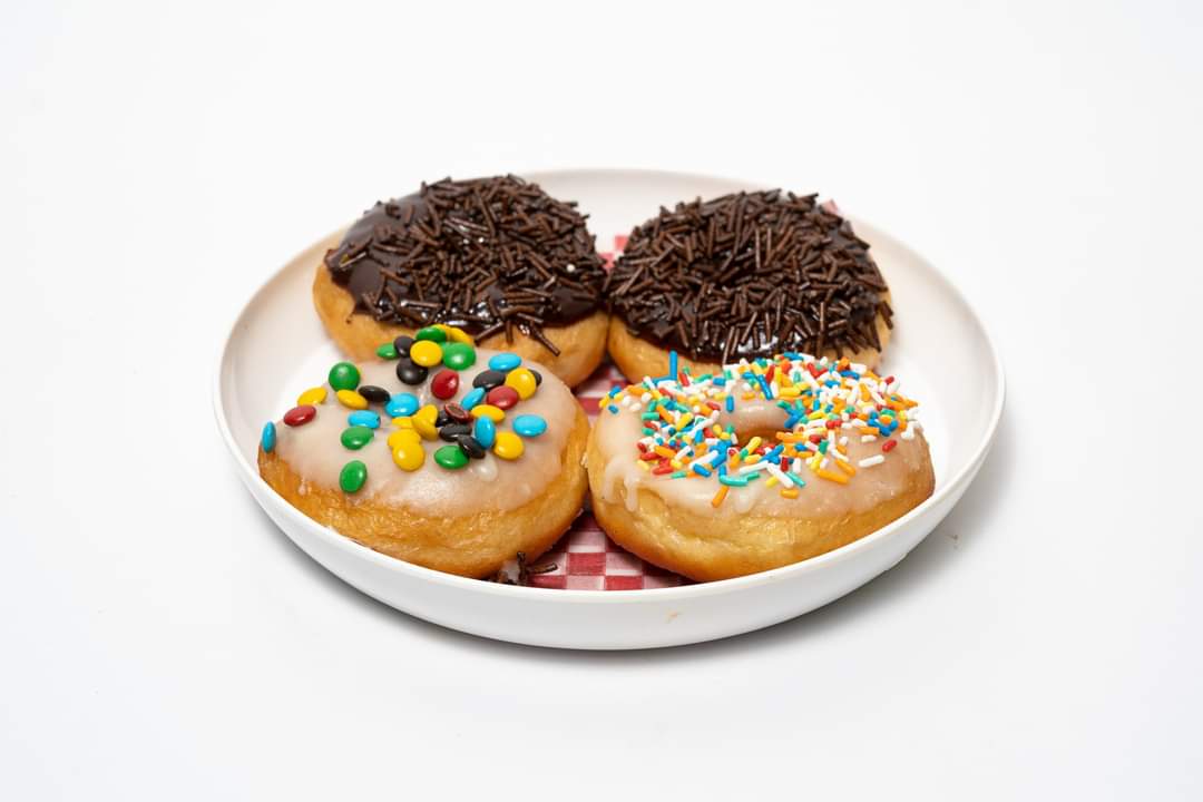 4 Donuts Surtidas cubiertas de arequipe y nutella