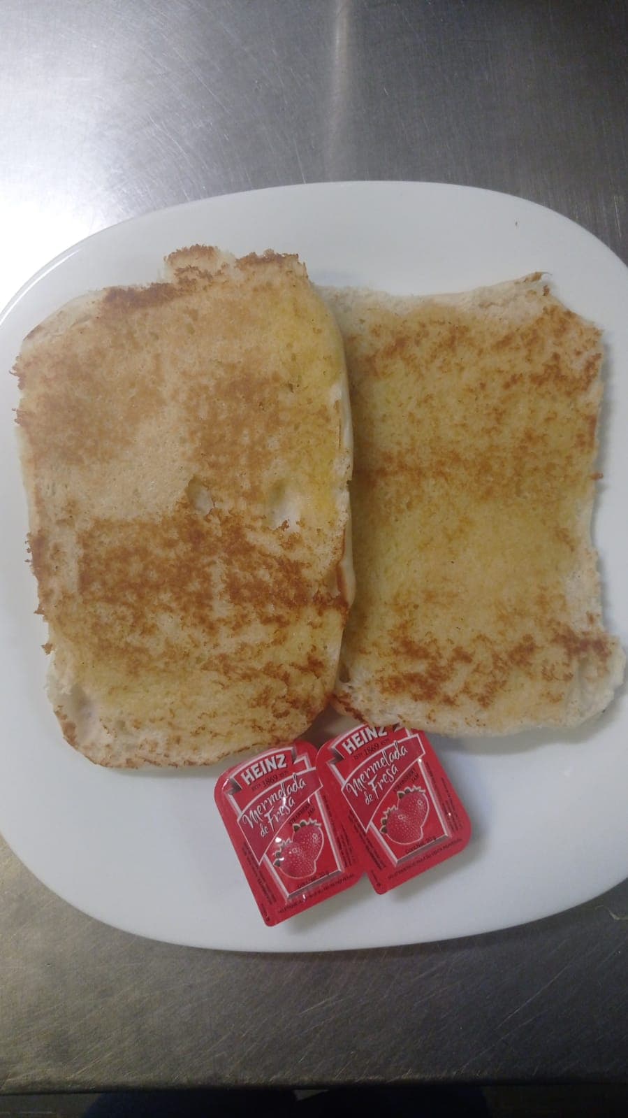 Pan con Mantequilla y Mermelada.