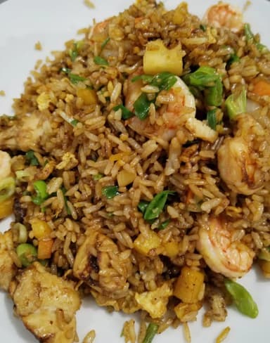Arroz Frito con Pollo y camarones y pina