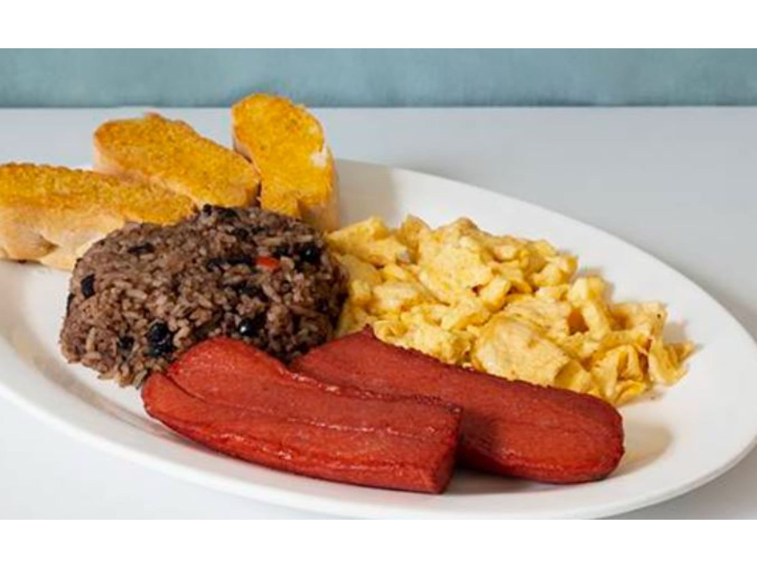 Pinto con Huevos y Salchichón.