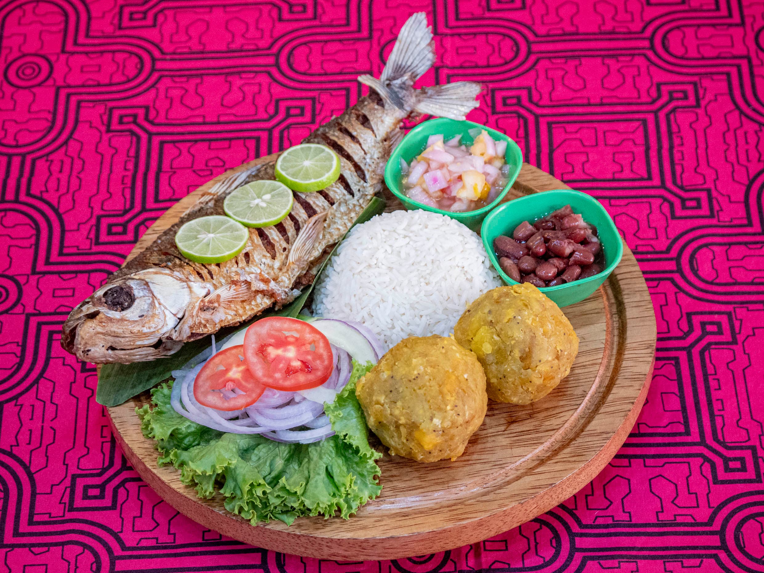 Bocachico Frito con Arroz y Tacacho