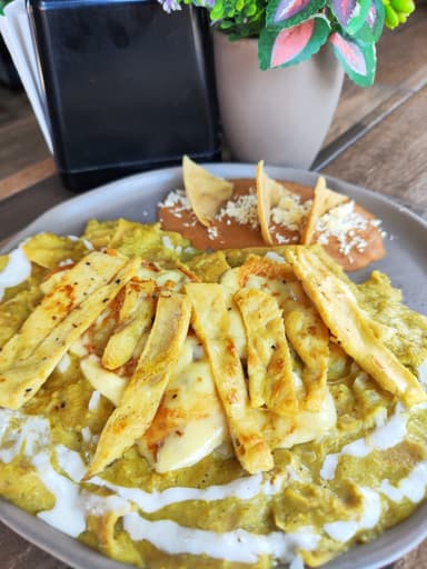 Chilaquiles Suizos con Pollo