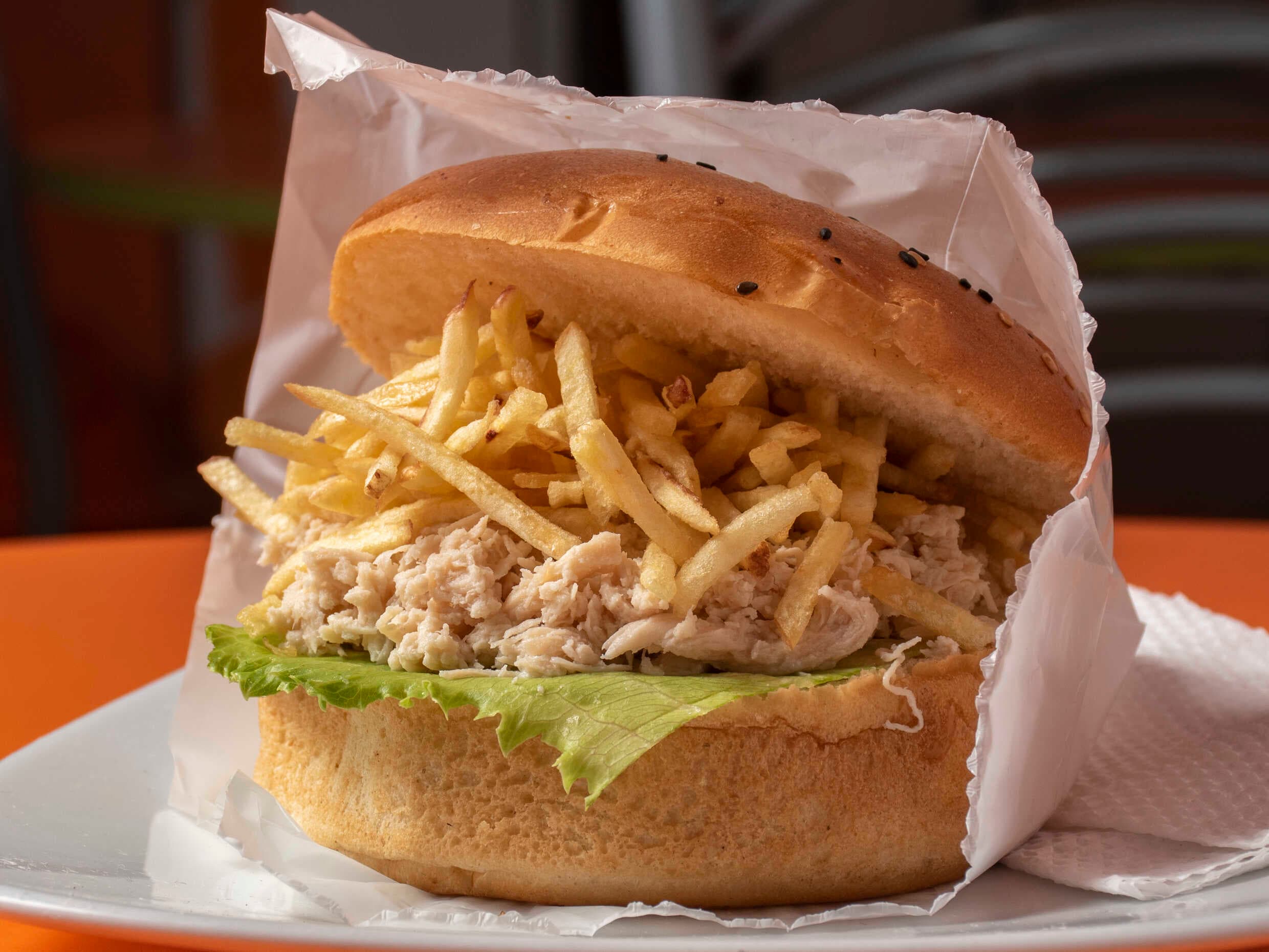 Pan con Pollo Deshilachado