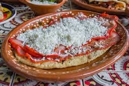 Huarache con Guisado
